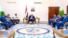 لدى لقائه السفير الصومالي..  الرئيس الزُبيدي يُحذر من تنامي التخادم بين مليشيا الحوثي وحركة الشباب ا ...