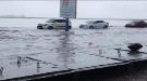انقطاع حركة السير بين المنصورة وخور مكسر بسبب غرق خط الجسر ...