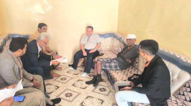 فريق التوجيه والرقابة الرئاسي يزور المناضل فضل مفتاح للاطمئنان على صحته ...